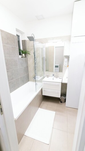 Sèche-cheveux, serviettes fournies, savon, shampoing