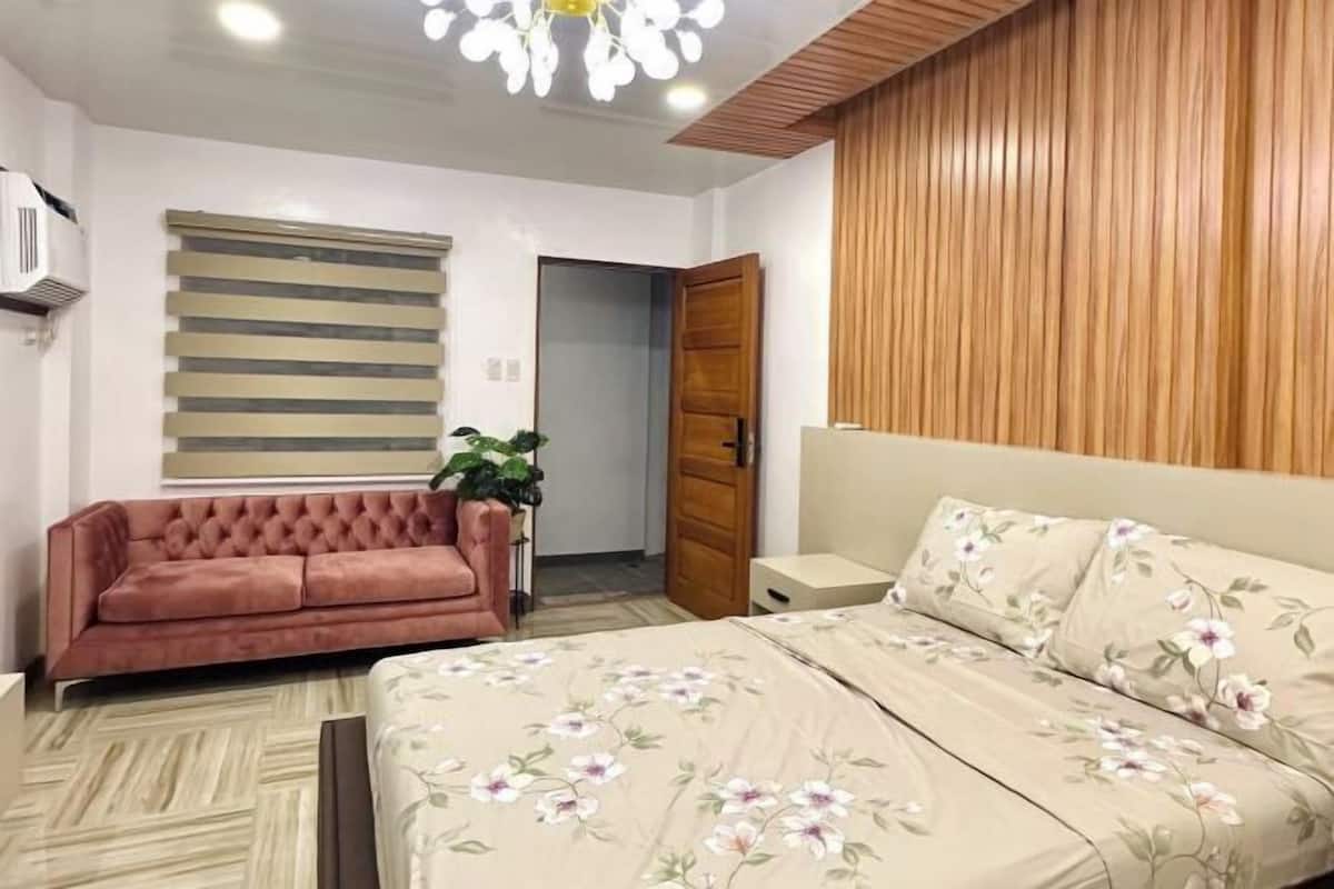 Desk, laptop workspace, iron/ironing board, free WiFi