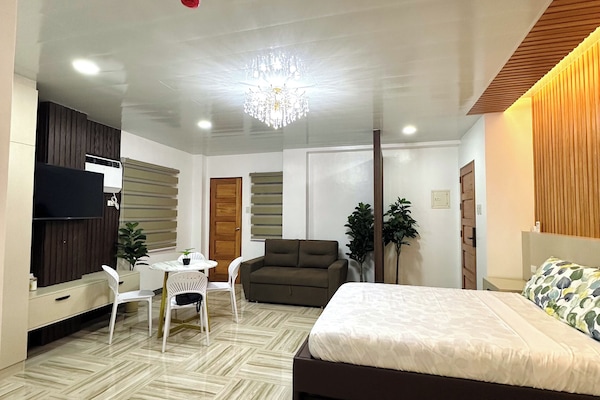 Family Studio Suite, Balcony, City View | Meja, ruang kerja komputer riba, seterika/papan seterika, Wi-fi percuma