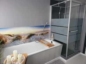Douche, sèche-cheveux, serviettes fournies
