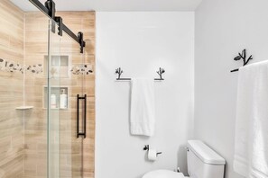 Dusche, Haartrockner, Handtücher, Toilettenpapier