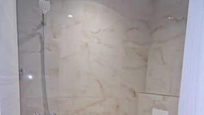 Chambre, 1 chambre, balcon, vue ville | Salle de bain