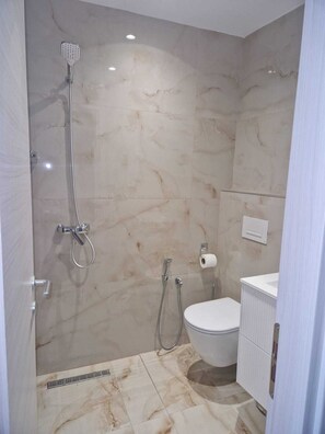 Rom, 1 soverom, balkong, byutsikt | Bad