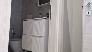 Room, 1 Bedroom, City View | Bathroom