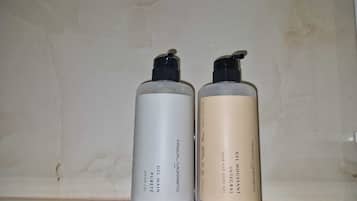 Room, 1 Bedroom, Smoking, City View | Bathroom