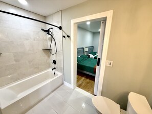 Dusche, umweltfreundliche Kosmetikartikel, Haartrockner, Handtücher