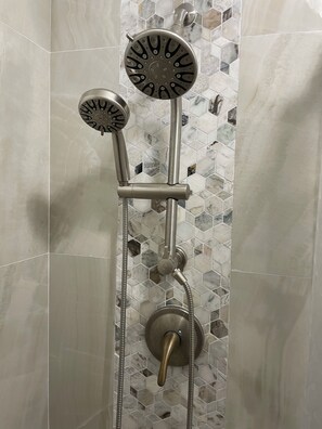 Secadora de cabello, toallas, shampoo, papel de baño 