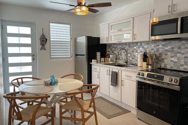 Refrigerador, microondas, horno y parrilla de estufa