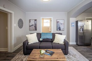 Hus, flere senger, terrasse, hageutsikt (1536 10th Ave - Group) | Oppholdsområde | En 42-tommers Flatskjerm-TV med digitale kanaler