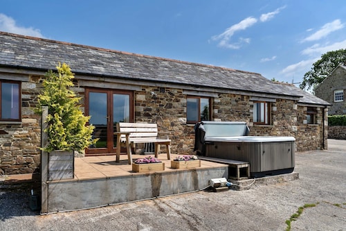 Countryside Cottage With Private hot Tub, No Deposit