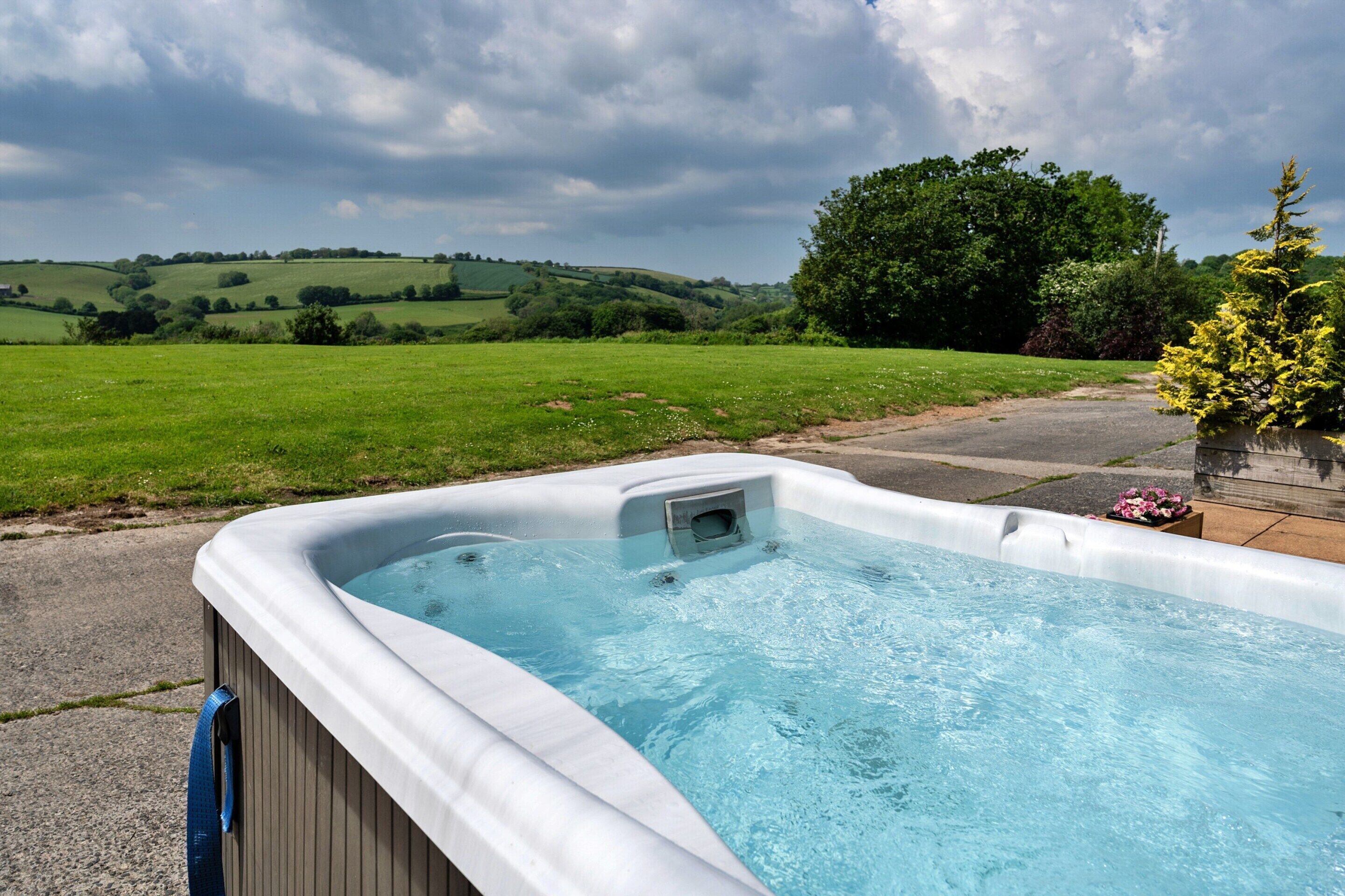 Cottage | Outdoor spa tub