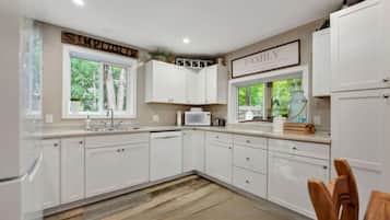 Réfrigérateur, micro-ondes, plaque de cuisson