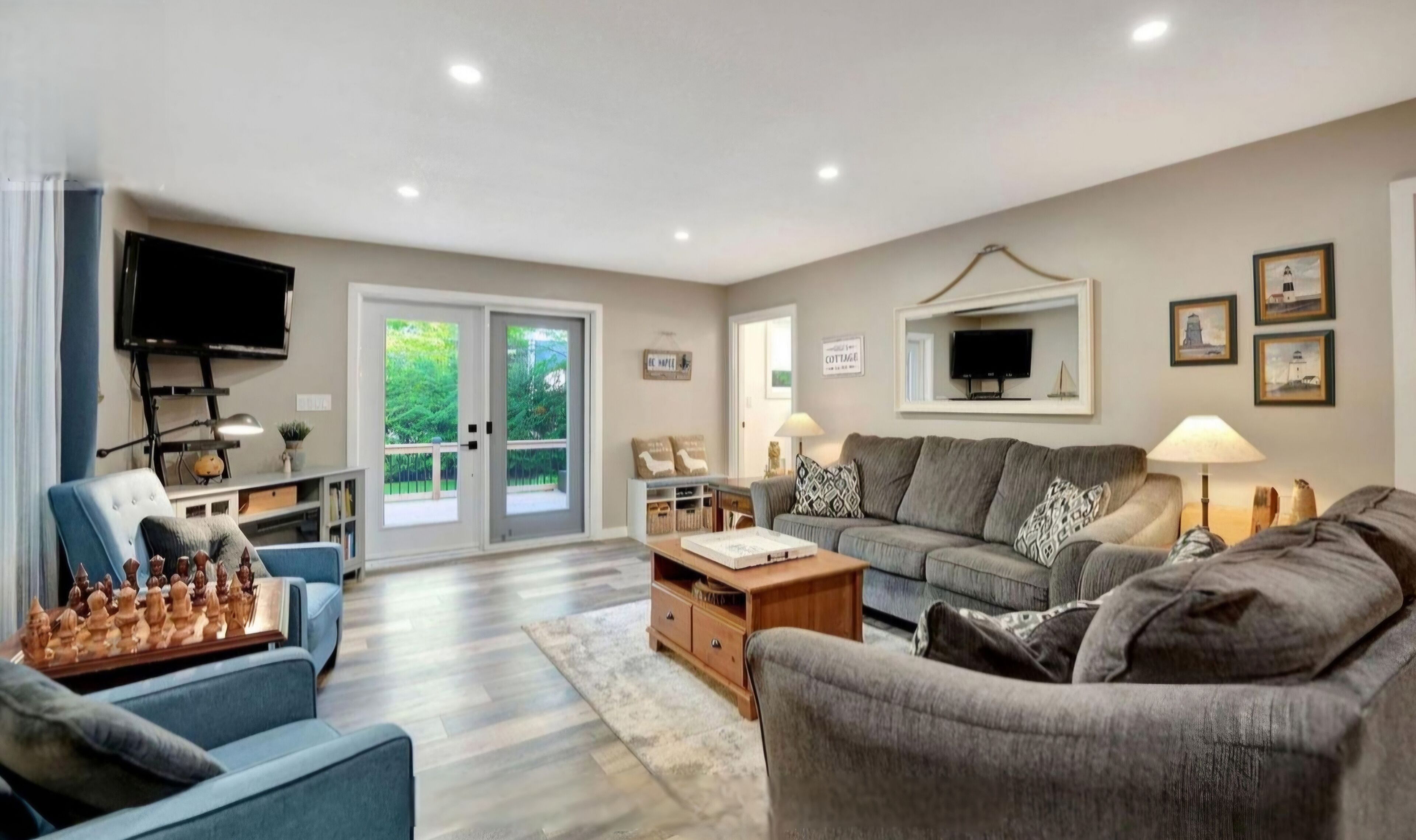 Télévision, cheminée, lecteur de DVD