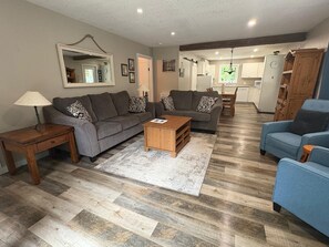 TV, fireplace, DVD player - Peninsula Perch: Water & Trails (Wiarton)