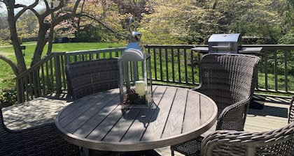 Owl's House: A Cozy Farm Stay in the Heart of "Mystic Country," SE Connecticut