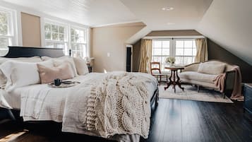 2 bedrooms, desk, iron/ironing board, travel cot