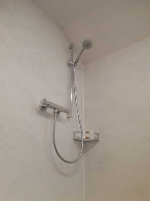 Douche, serviettes fournies, savon, papier toilette