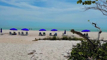 在海滩、沙滩椅、沙滩毛巾