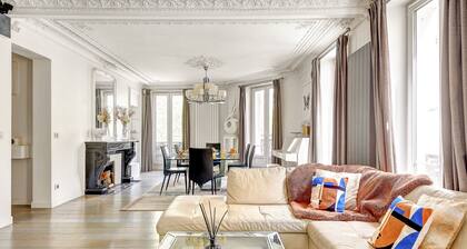 Elegant 3BR Arc de Triomphe