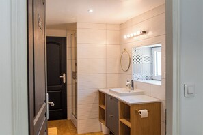 Shower, hair dryer, soap, toilet paper - Gîte on a farm with animals, near Arromanche-les-bains, 2 km from the sea (Ryes)