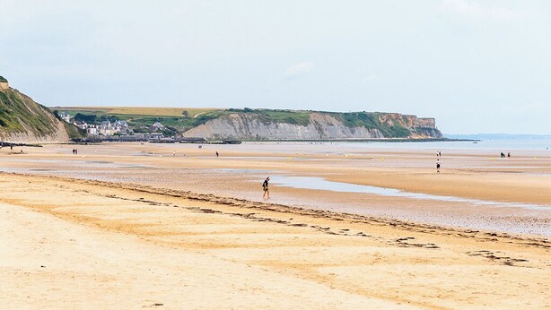 A wide sandy beach with cliffs in the background. - Gîte on a farm with animals, near Arromanche-les-bains, 2 km from the sea (Ryes)