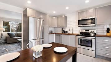 Townhome, Multiple Beds, Patio, Garden View | Private kitchen | Fridge, microwave, oven, stovetop