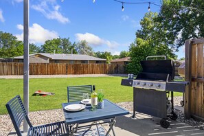 Outdoor dining - Rocky Mountain Gateway Spacious Yard, Group Stay (Loveland)