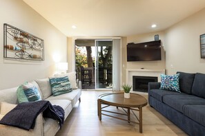 TV, fireplace, ping pong - Stylish 1-Bedroom Ocean Unit: Renovated with Peaceful Garden Views (Oceanside)