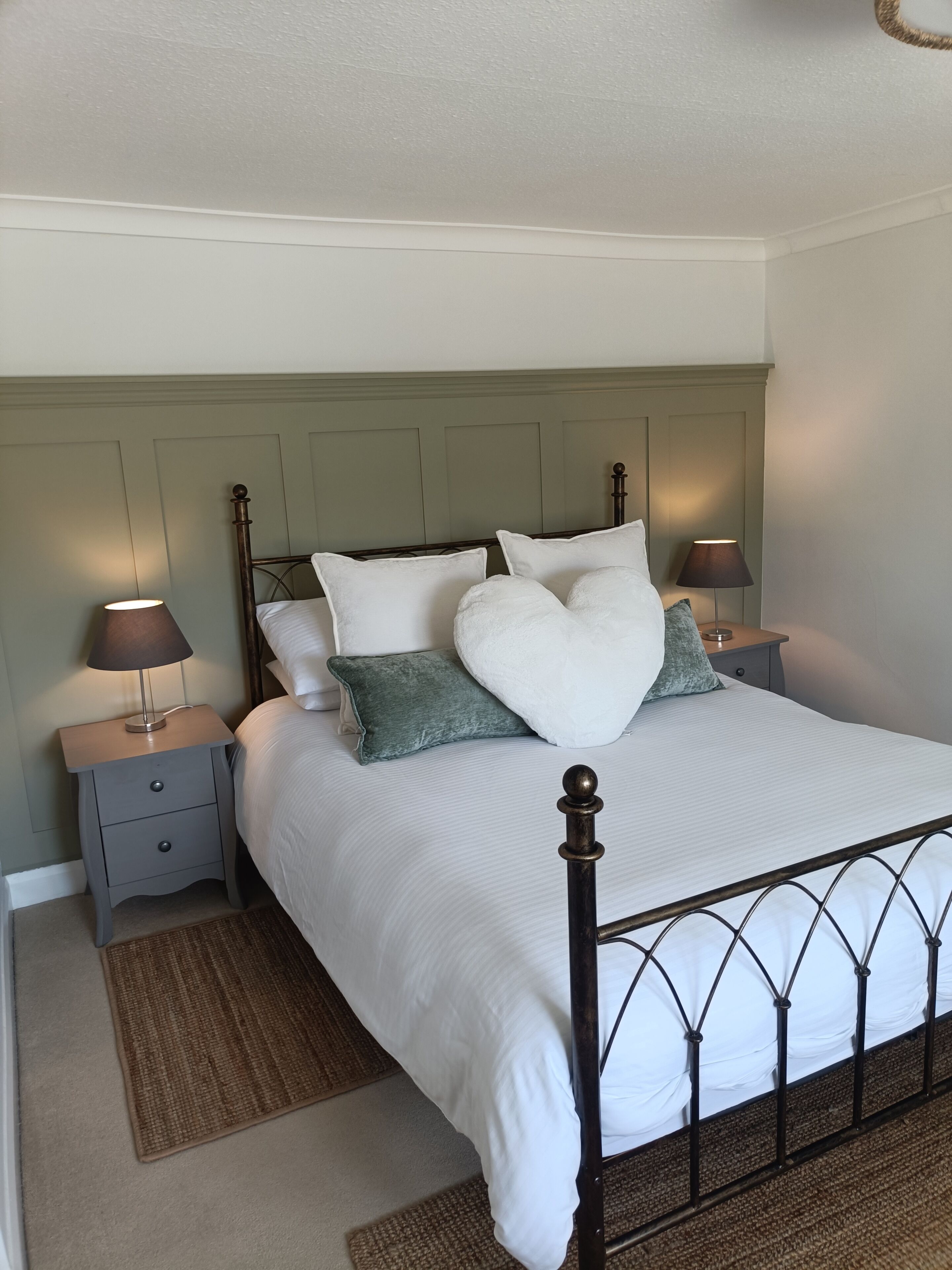 3 bedrooms, desk, iron/ironing board, travel cot