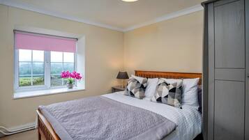 3 bedrooms, desk, iron/ironing board, travel cot