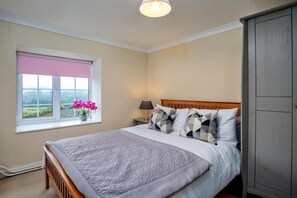 3 bedrooms, desk, iron/ironing board, travel cot