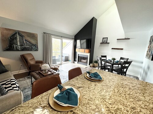 2-bedroom, 2 full bath  executive townhome in awesome Auburn Hills with WiFi, AC