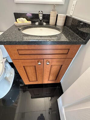 مجففات شعر، مراحيض شطف، مناشف، صابون