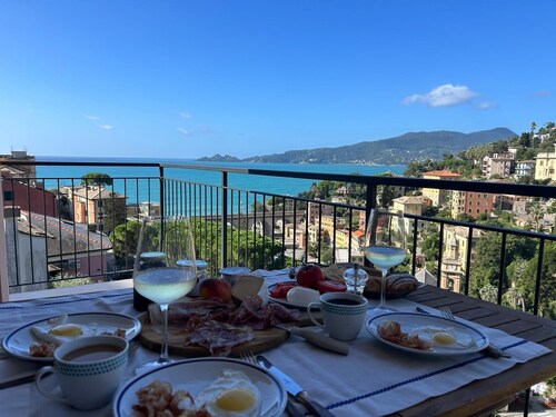 Stunning sea view! 2-bedroom apartment, 5 minutes walking to the beach, AC, pool