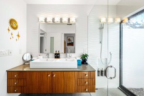 House | Bathroom - Luxury 4-bedroom Home With Pool Spa Stunning Mountain Views (Palm Springs)