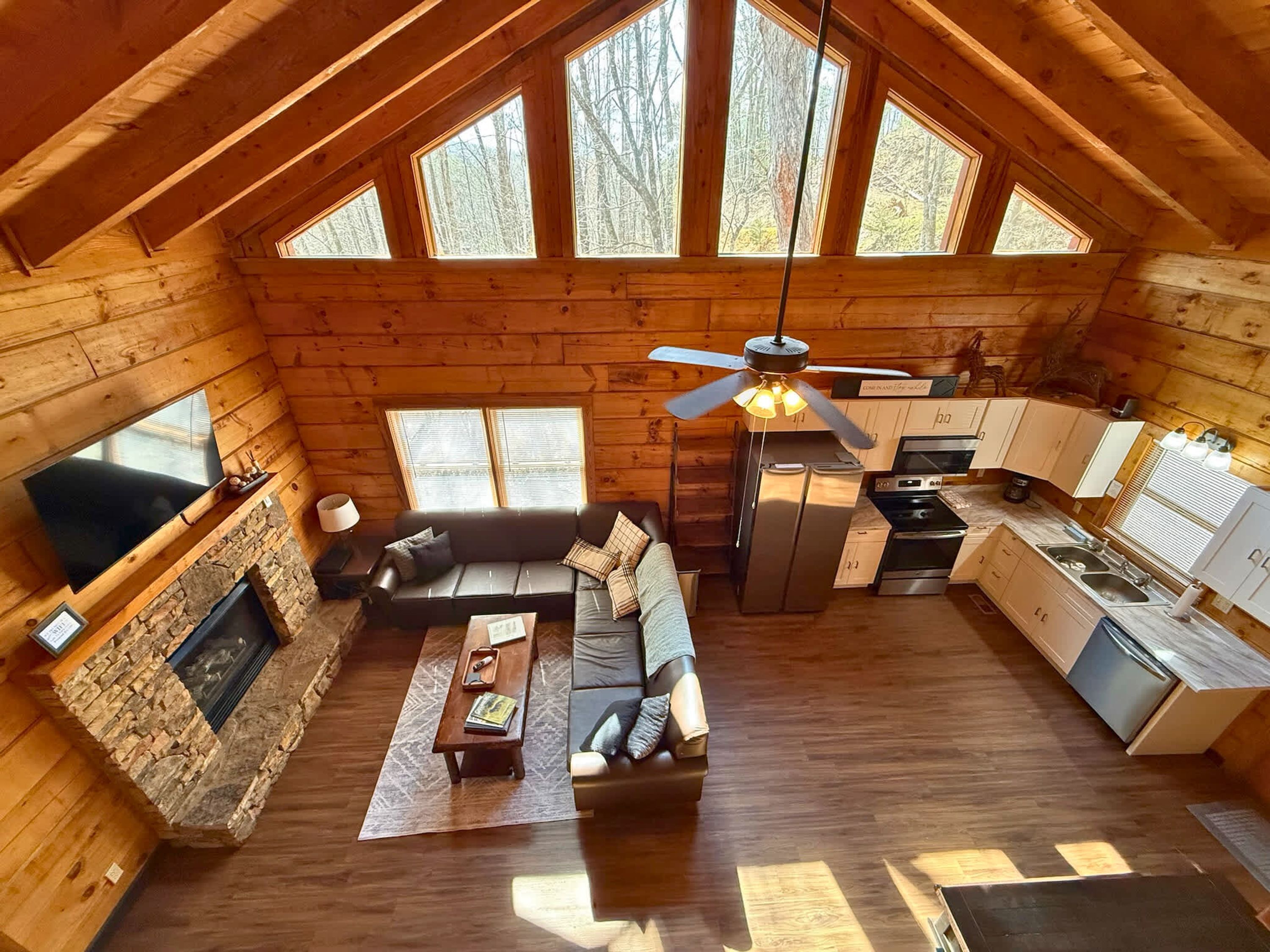 Eine geräumige H ütte mit Wohnbereich, Küche und Kamin.