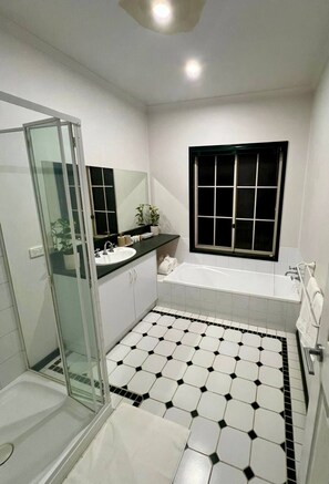 Shower, towels, soap, shampoo - Rustic Farm House Stay- Bendigo w/ pool and spa. Pet Friendly! (Bagshot)