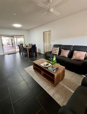 Interior - Rustic Farm House Stay- Bendigo w/ pool and spa. Pet Friendly! (Bagshot)