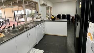 Jääkaappi, mikroaaltouuni, uuni, liesi