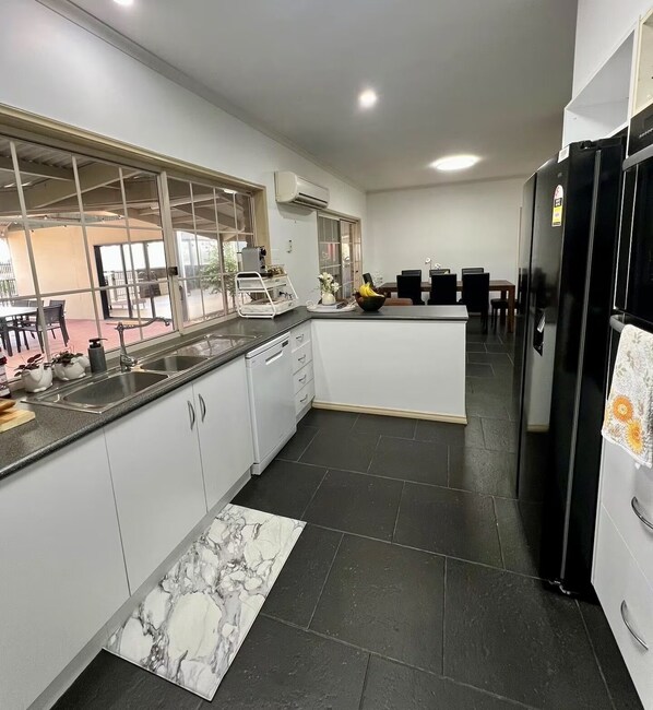 Kühlschrank, Mikrowelle, Ofen, Herdplatte