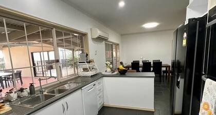 Rustic Farm House Stay- Bendigo w/ pool and spa. Pet Friendly!