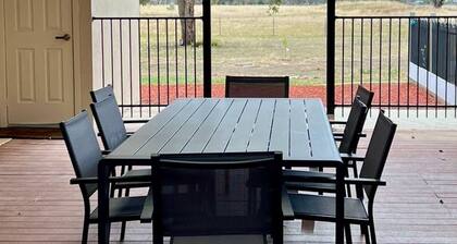 Rustic Farm House Stay- Bendigo w/ pool and spa. Pet Friendly!