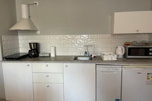 Fridge, microwave, dishwasher, coffee/tea maker