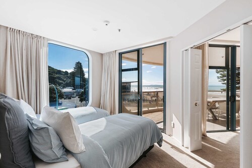Oceanfront Apartment: Beach, Downtown & 2 carparks