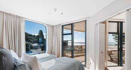 Oceanfront Apartment: Beach, Downtown & 2 carparks