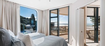 Oceanfront Apartment: Beach, Downtown & 2 carparks