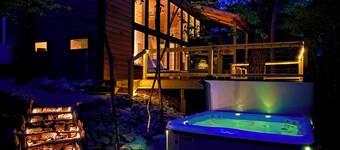 NEW! 2 bed 2 bath cabin in the Ozarks • Hot Tub •