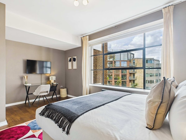 3 slaapkamers, een bureau, een strijkplank/strijkijzer, reisbedje