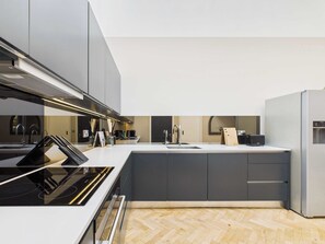 Een koelkast, een microgolfoven, een oven, een kookplaat