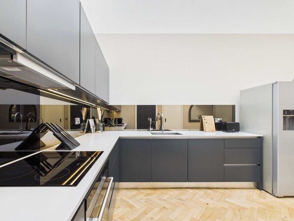 Refrigerador, microondas, horno, placa de cocina